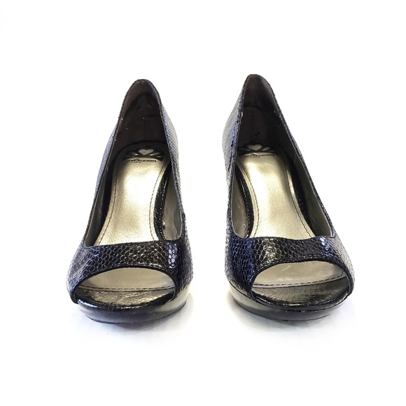 8.5 Fergalicious Faux Snake Vegan Patent Heel - Picture 6 of 8